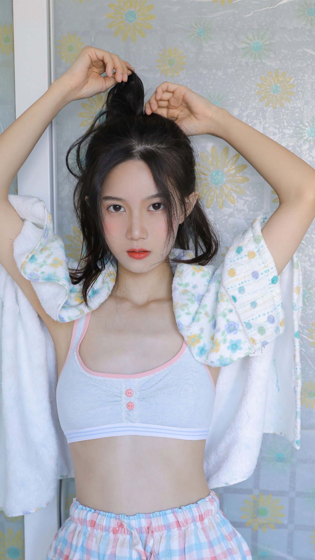 丰满诱人美女手机壁纸