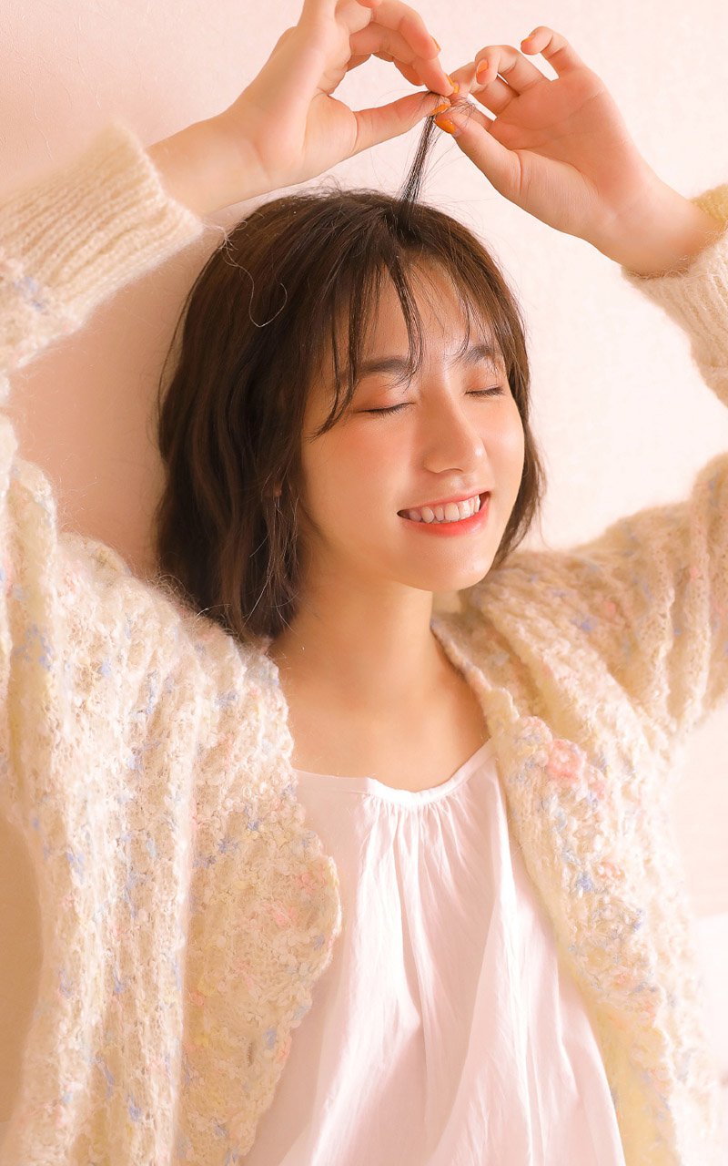 甜美短发美女手机壁纸图片