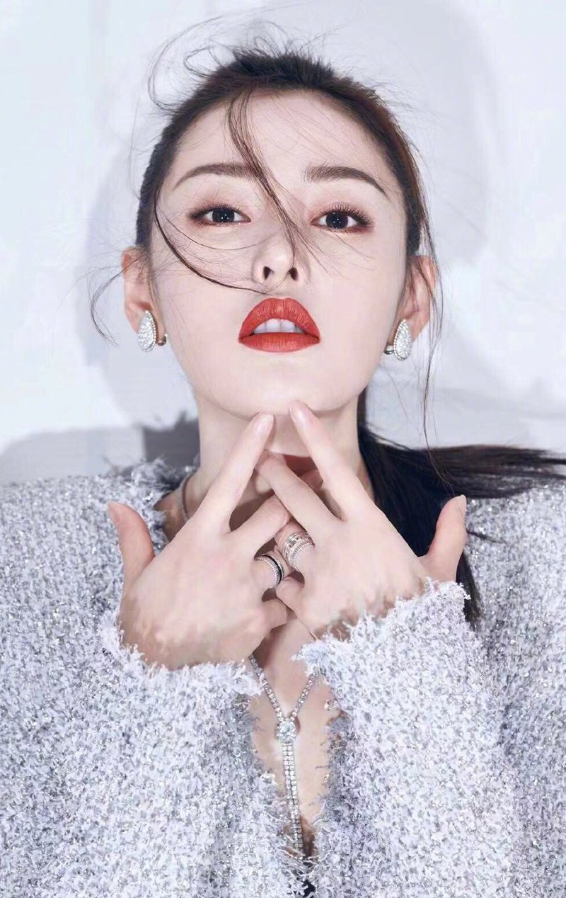 张天爱性感深v时尚写真大片