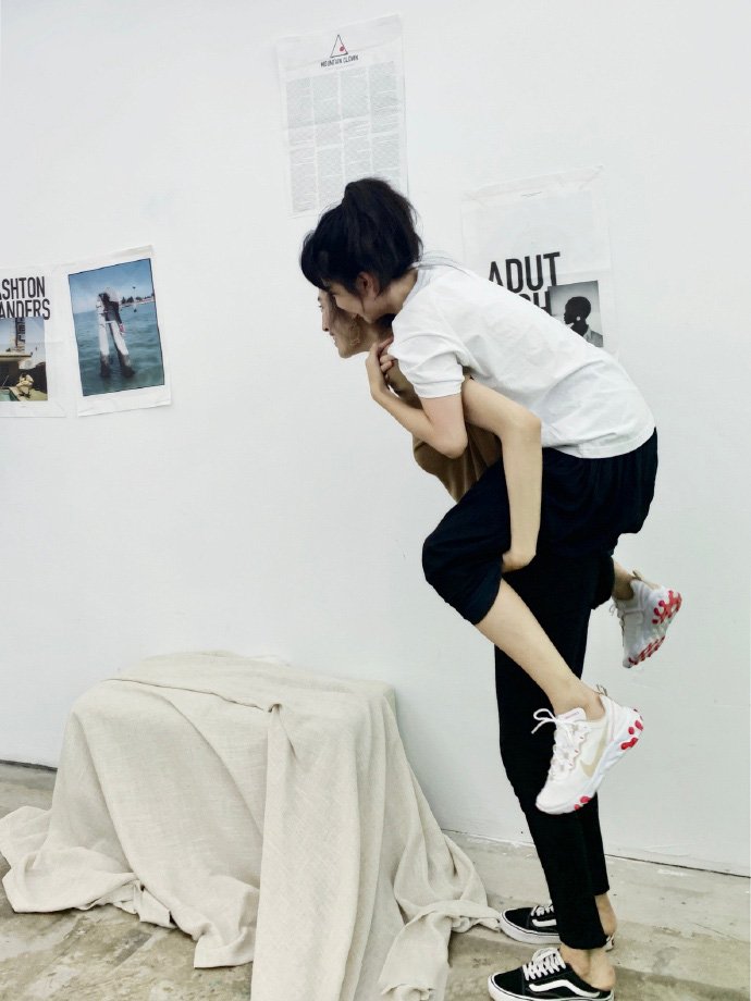 王紫璇谭松韵合体俏皮写真图片