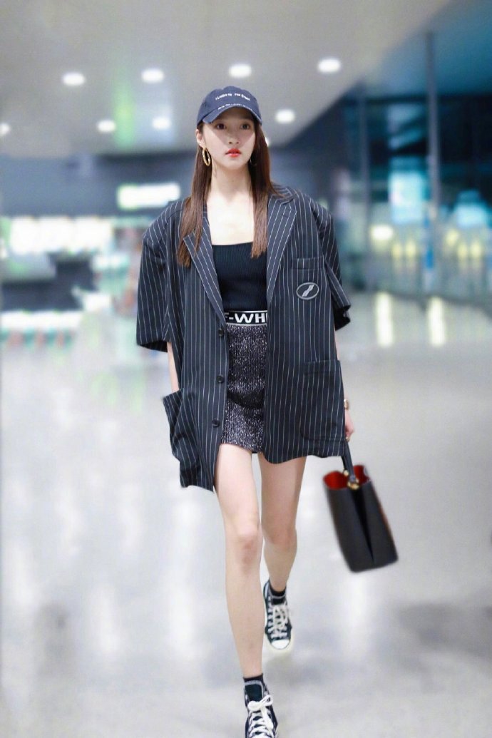 关晓彤条纹西装街拍写真图片