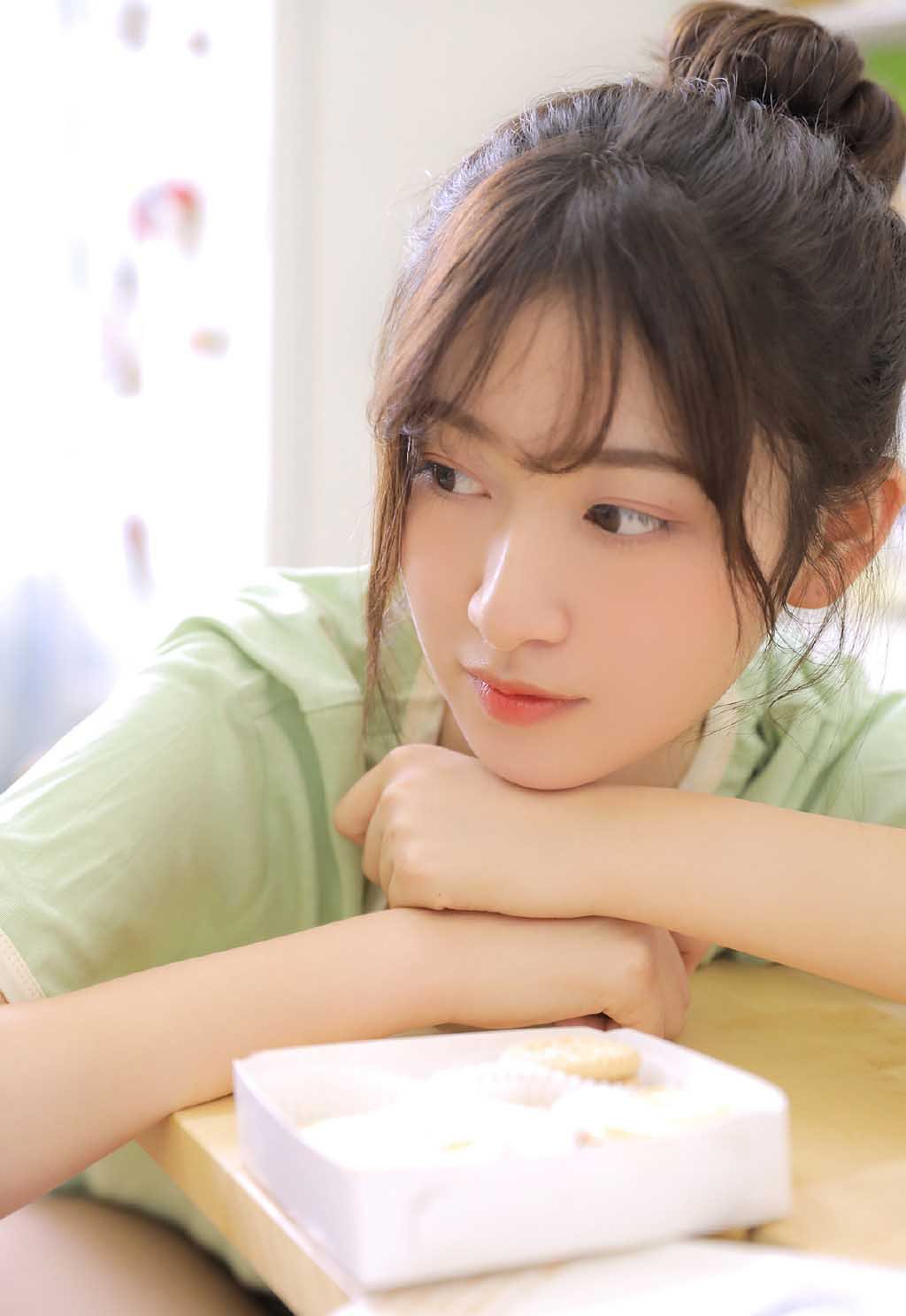 白嫩丸子头美女性感美腿写真