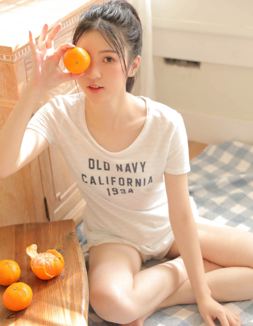 白皙少女夏日活力写真图片