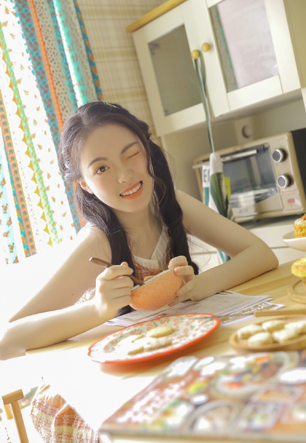 文艺美女吊带事业线性感私房写真