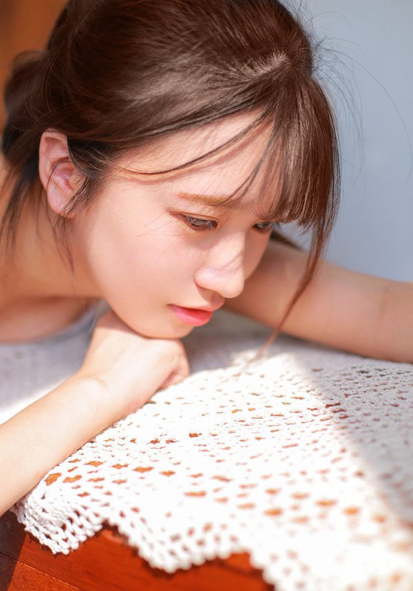 丰满吊带美女性感诱人写真图片