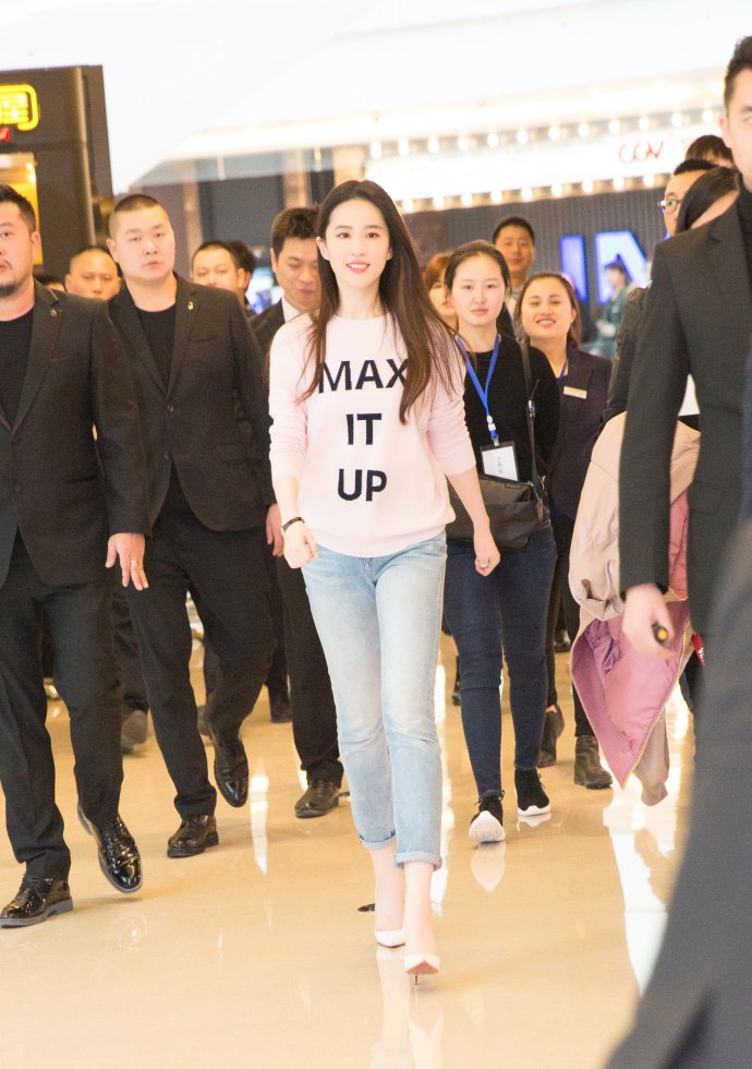 刘亦菲电影路演现场笑语盈盈甜美写真图片