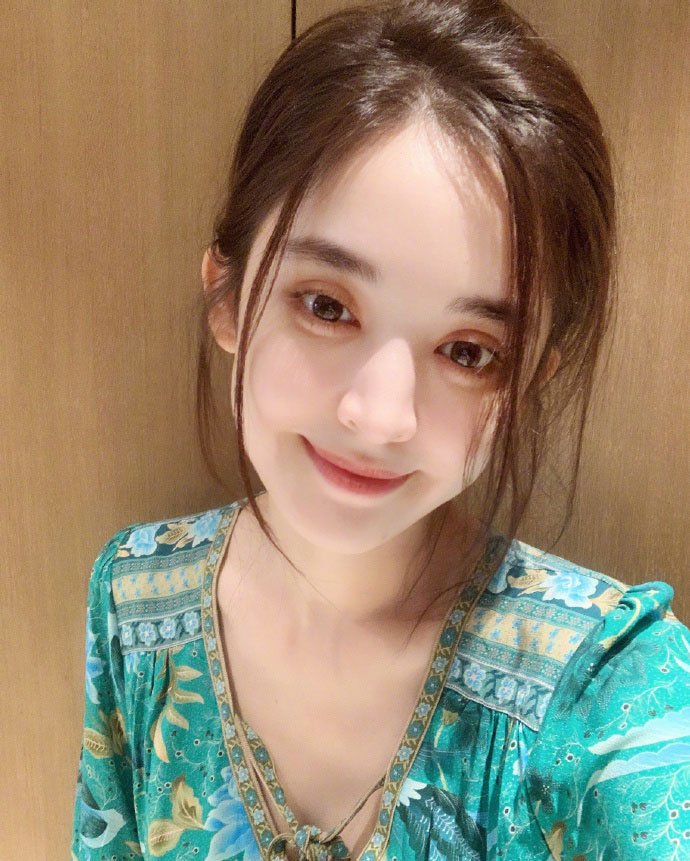 古力娜扎甜美私服自拍照图片