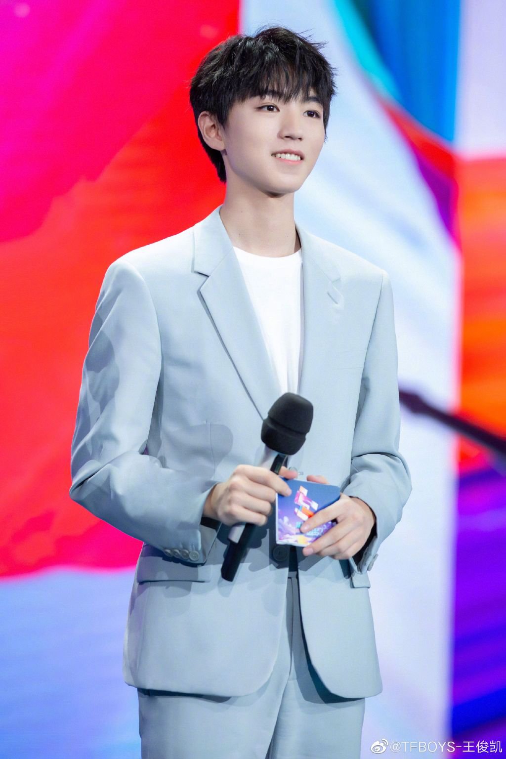 王俊凯五四晚会主持剧照图片