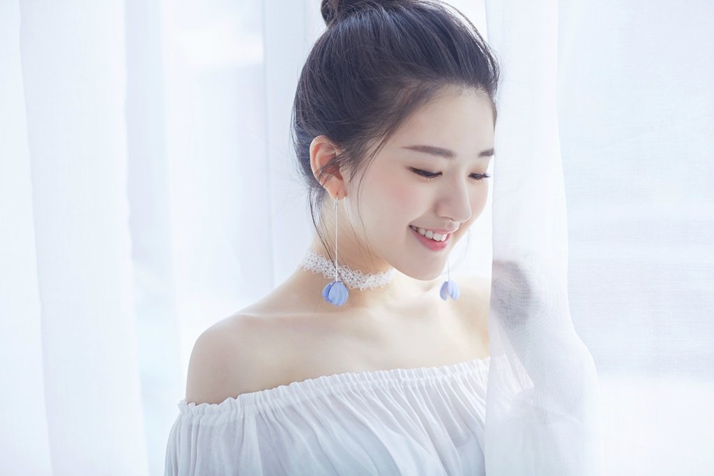 可爱丸子头美女软萌撩人写真图片