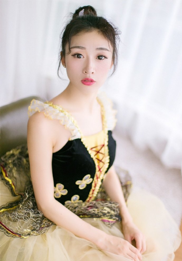 清纯舞蹈美女大眼长腿舞蹈裙写真图片