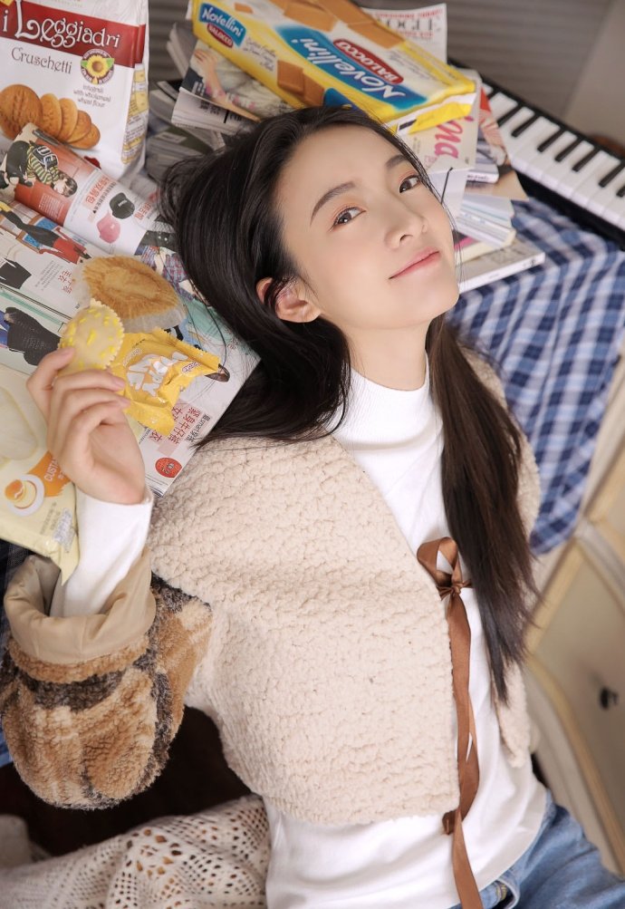 小清新文艺美女卧室慵懒写真图片