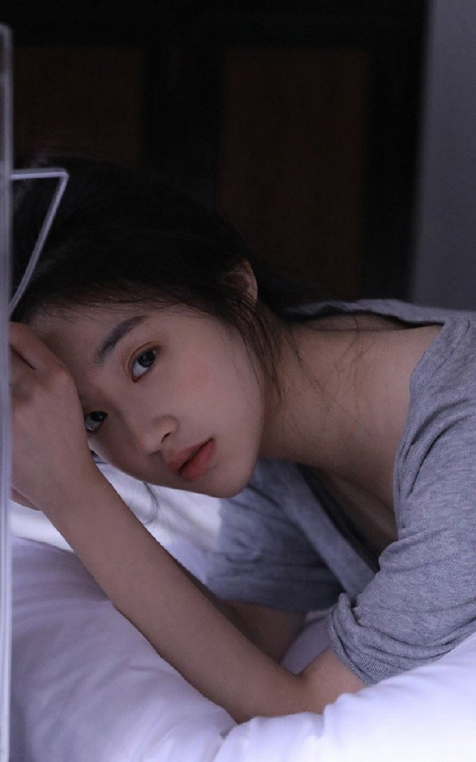 清纯美女白皙美腿俏皮写真图片