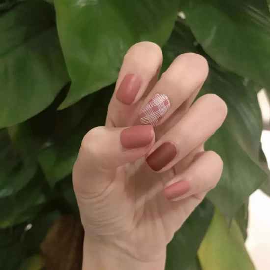 美甲豆沙色款式图片