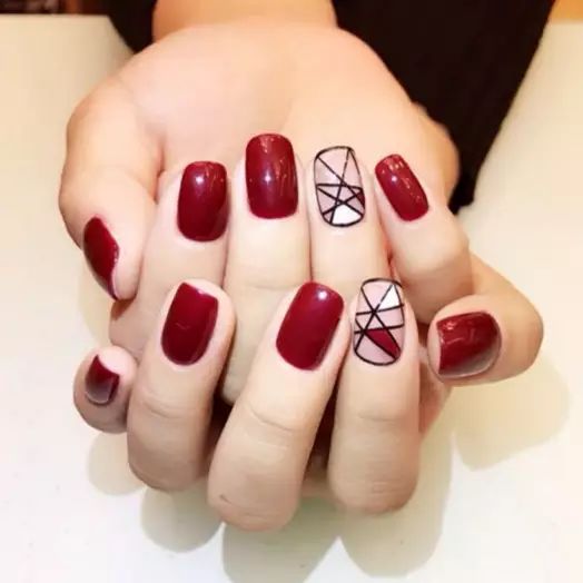 酒红色美甲图片