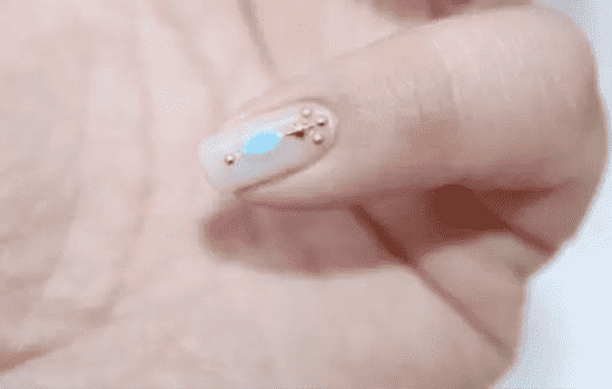 亮片马眼美甲教程 亮片马眼美甲怎么做
