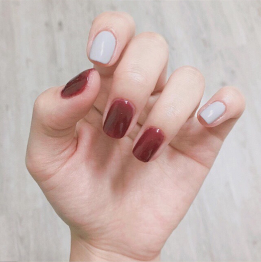 酒红色美甲跳色款式图 酒红色美甲跳什么色