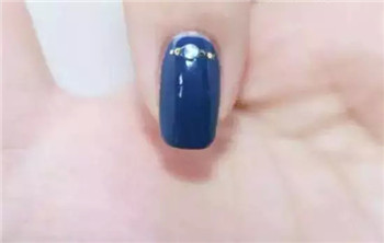 蓝色条纹美甲教程 蓝色条纹美甲的做法
