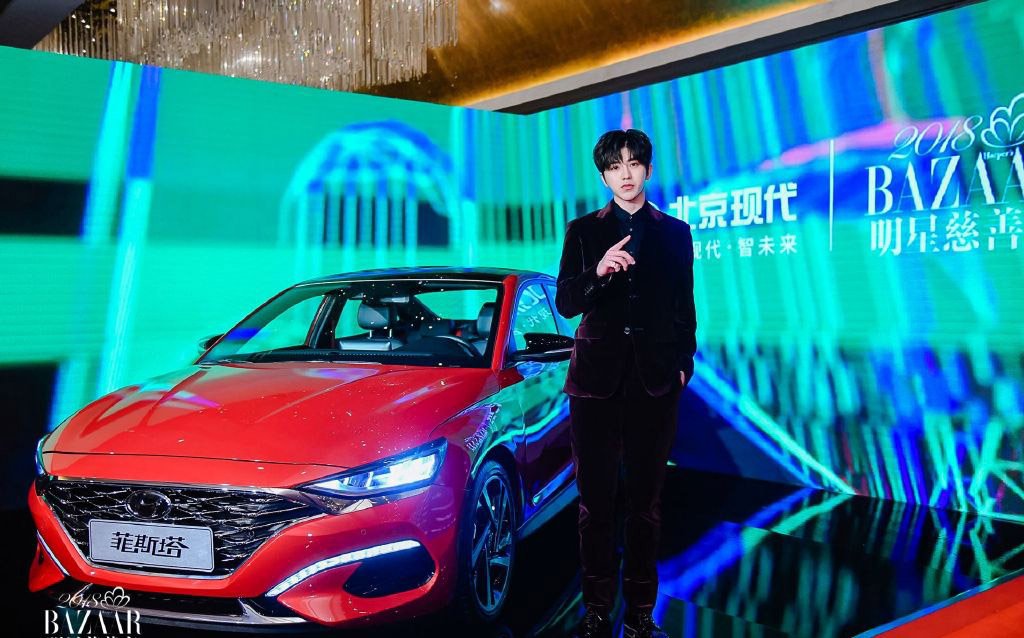 蔡徐坤BAZAAR明星慈善夜帅气图片