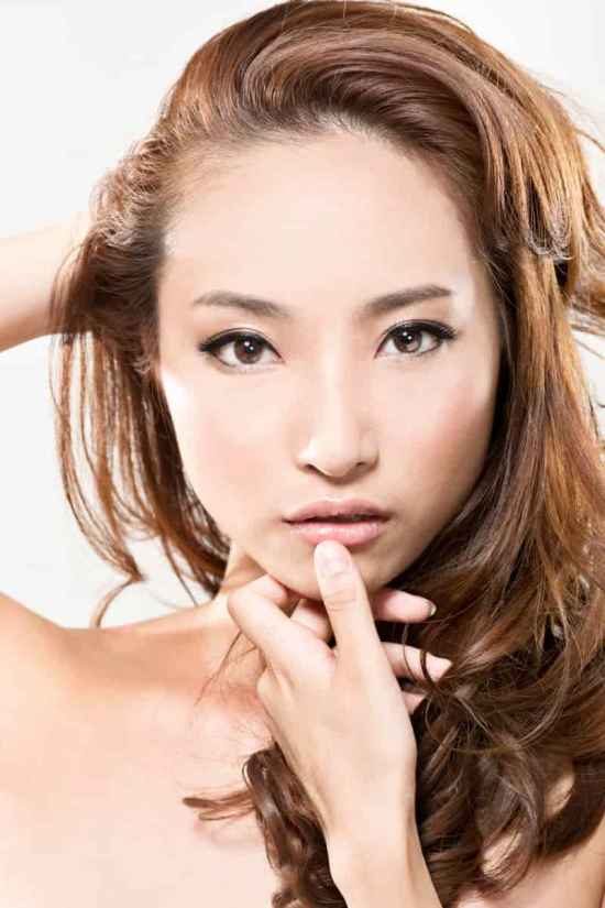 开眼角后眼角有小疙瘩 开眼角后眼角有个包