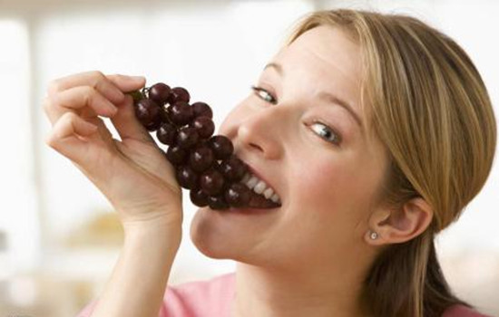 晚上吃葡萄减肥吗 晚上只吃葡萄会减肥吗
