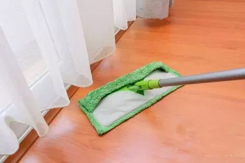 地板很脏怎样清洗 教你几招地板清洗干干净净