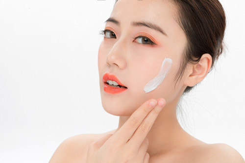 水乳与精华液的顺序 精华液水乳正确的使用顺序是什么