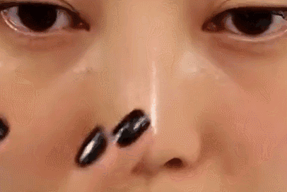 鼻子卡粉解决小技巧 化妆鼻子卡粉怎么办
