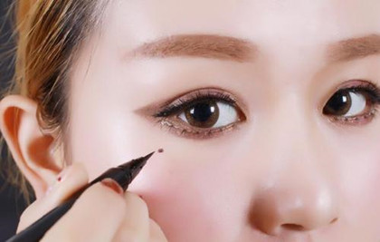 化妆眼睛痣点在哪好看 化妆痣点在哪里好看