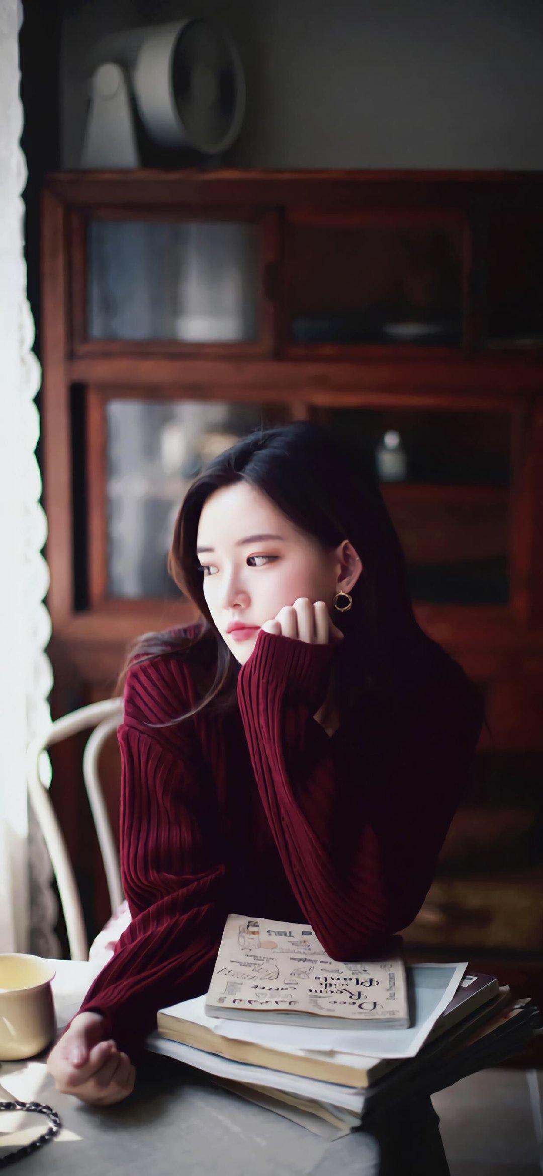 红毛衣美女养眼高清高清手机壁纸