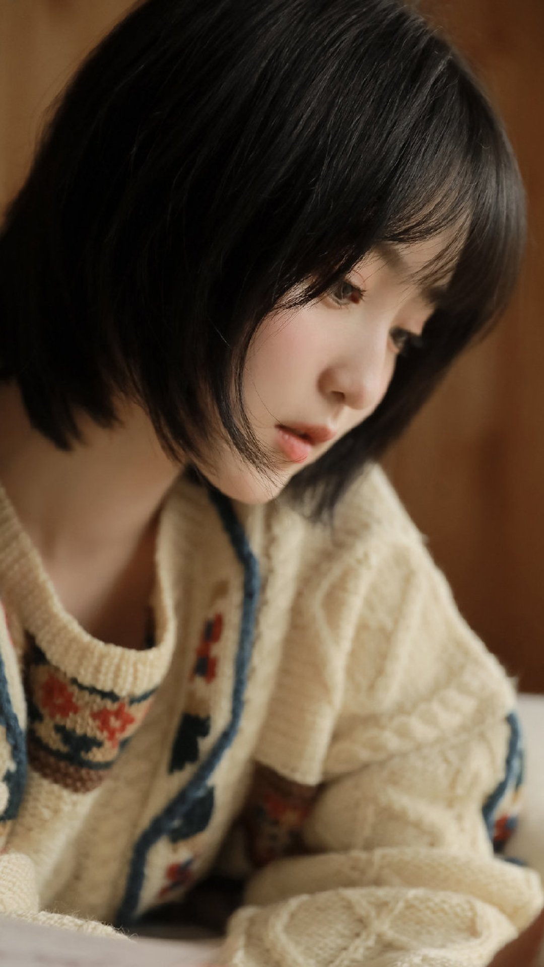 短发美女慵懒性感写真高清手机壁纸