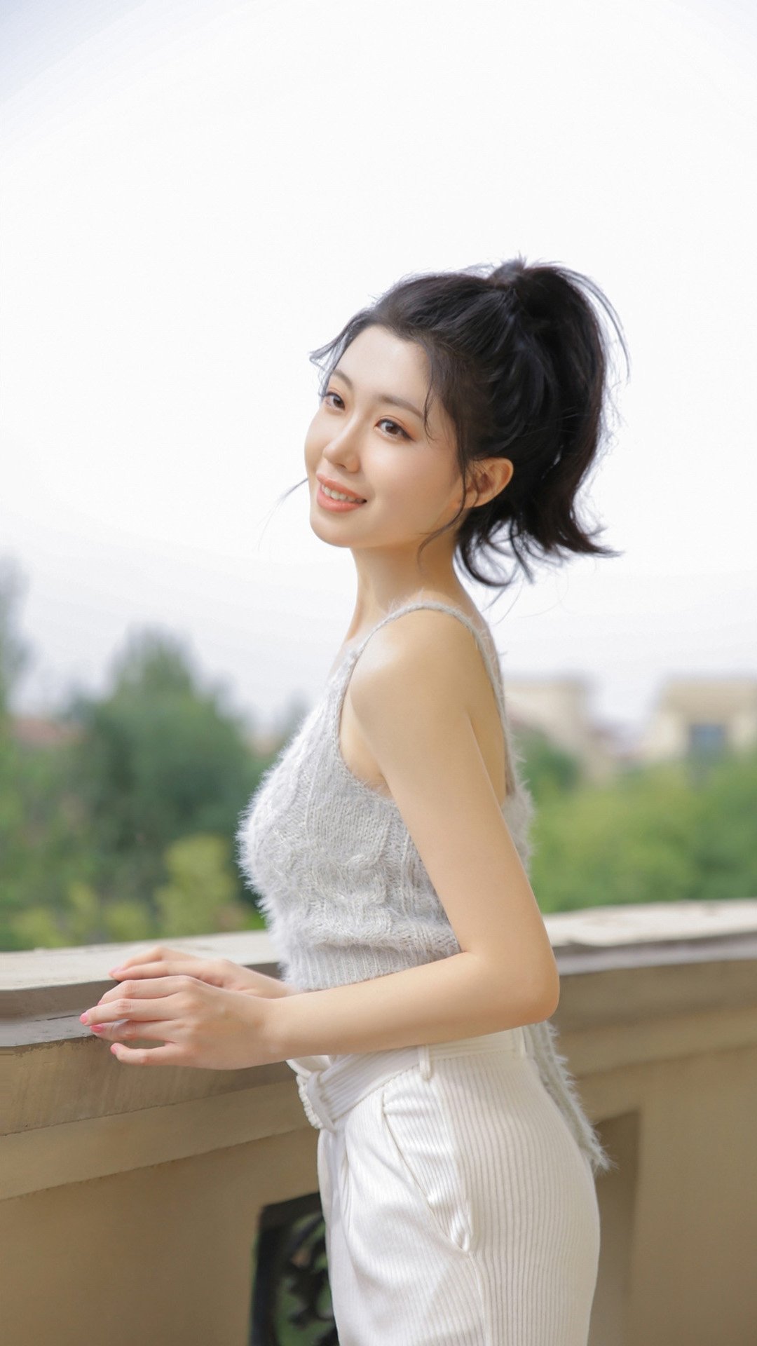 白嫩诱人吊带美女高清手机壁纸