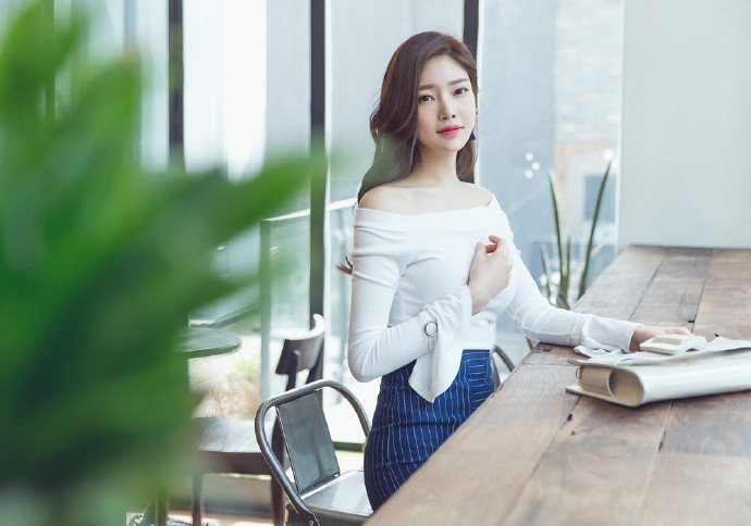 极品OL白领美女一字肩知性美女诱惑私房照