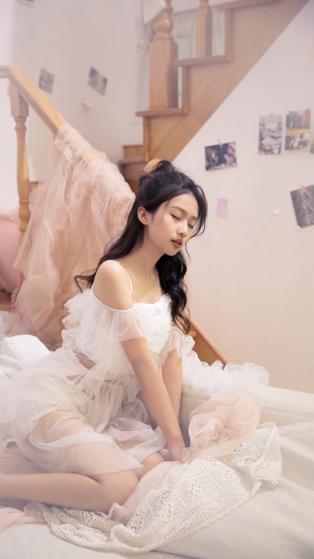 好看的高清诱人床上美女私房写真手机壁纸