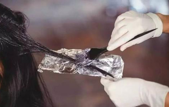 刚染完头发可以用护发素吗