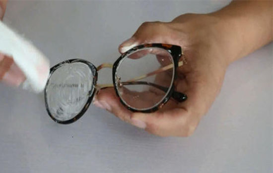 定型喷雾喷到眼镜片上怎么清除
