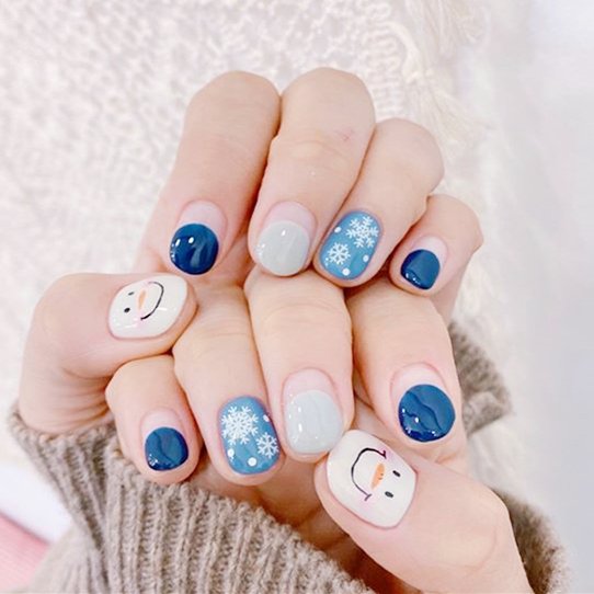 圆形蓝色白色手绘雪花圣诞圆法式美甲款式