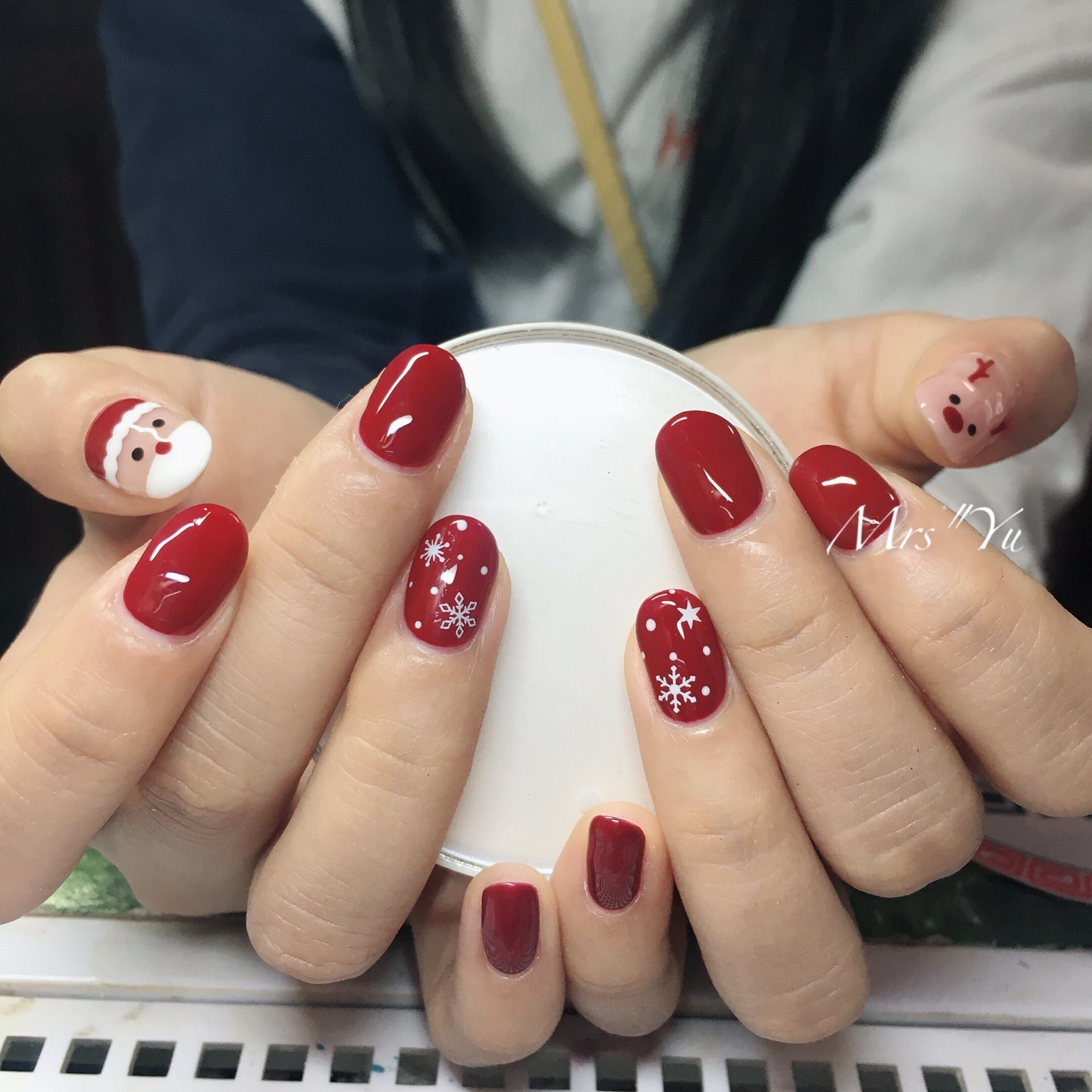 圆形红色白色手绘圣诞美甲图片美甲款式
