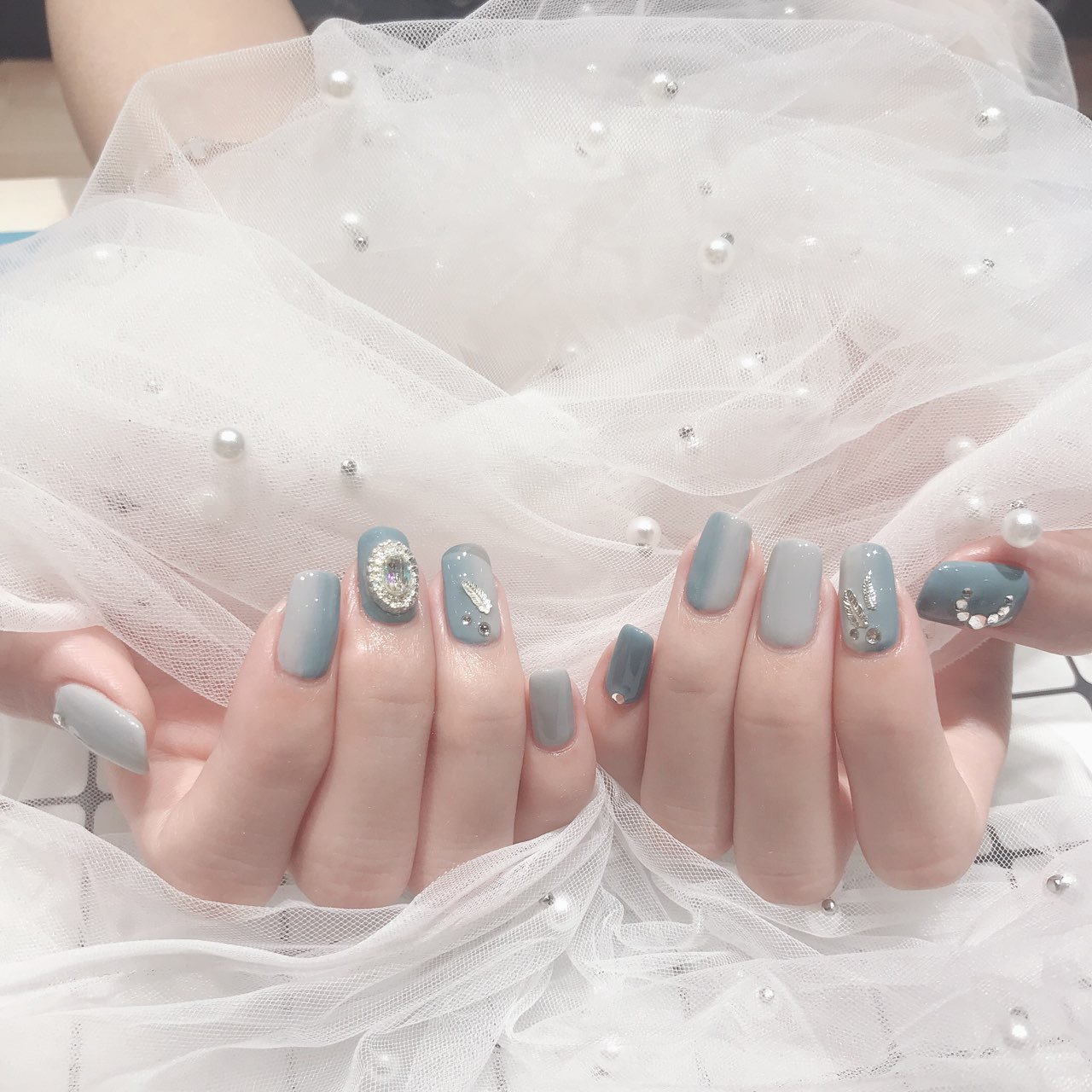 蓝色灰色方形钻竖形渐变美甲图片美甲款式