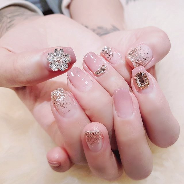 方圆形粉色银色渐变钻美甲图片美甲款式