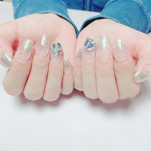方圆形银色渐变钻美甲图片美甲款式