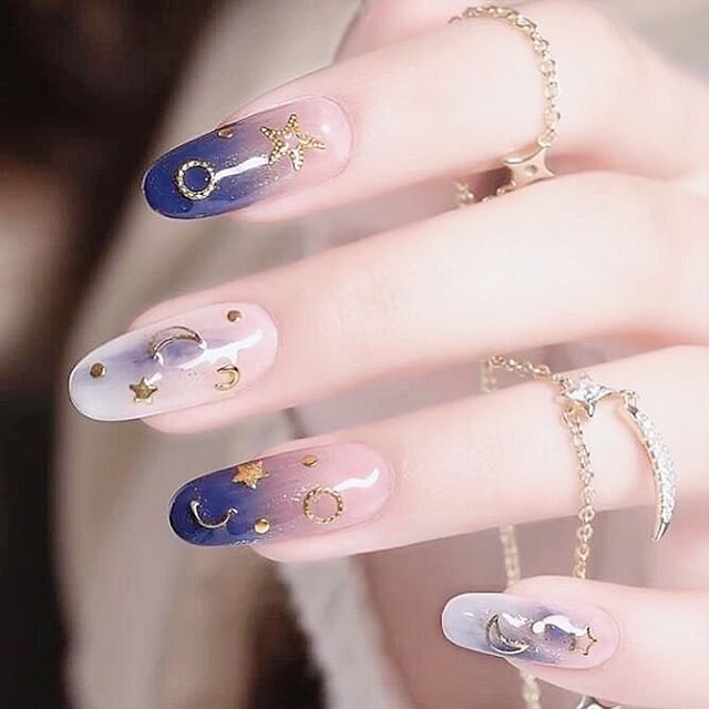 圆形蓝色银色渐变星月美甲款式