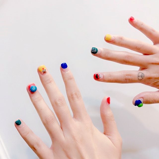 方圆形红色蓝色黄色绿色手绘可爱圆法式学生卡通美甲图片美甲款式