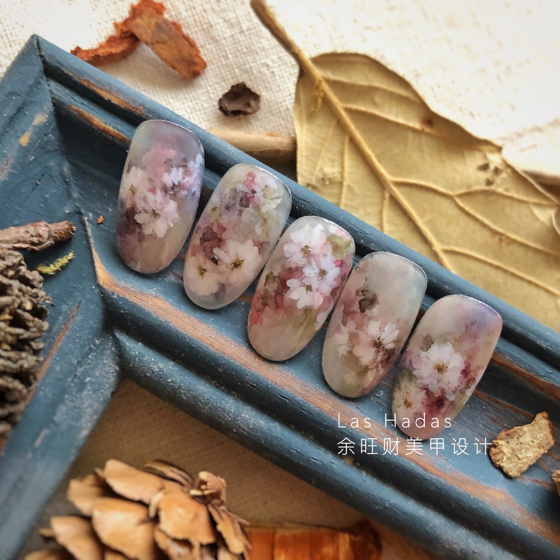 绿色黄色圆形晕染花朵广州春日花园的第二款设计
用到的是脏脏的色调
搭配水渍感的色彩纹路